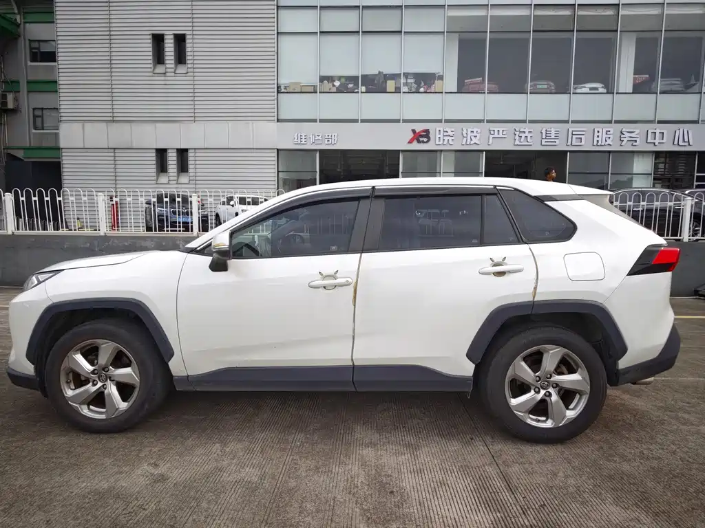Toyota RAV4 — фото 5