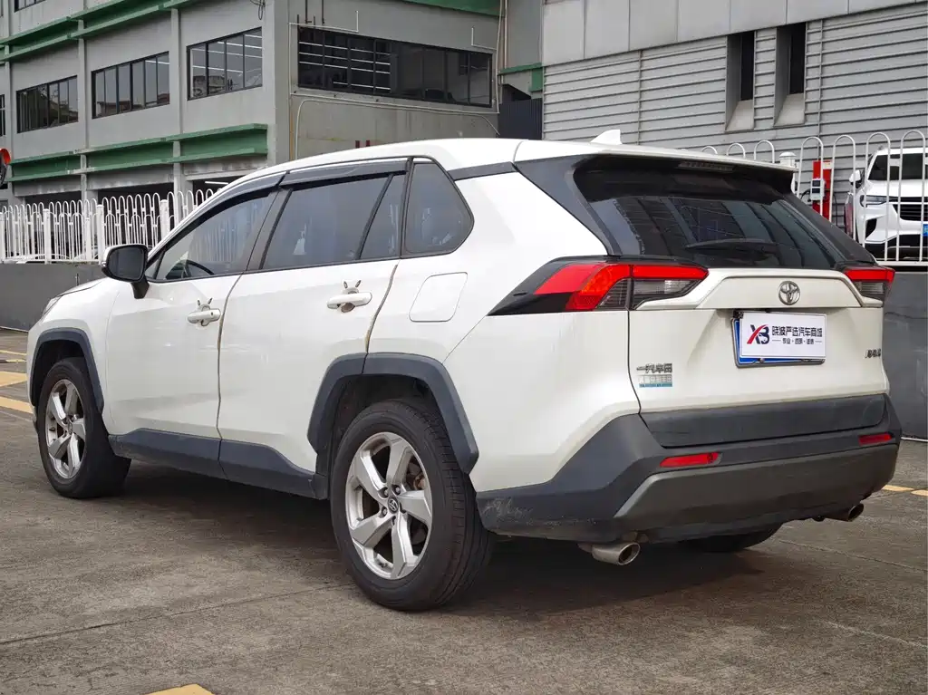 Toyota RAV4 — фото 6