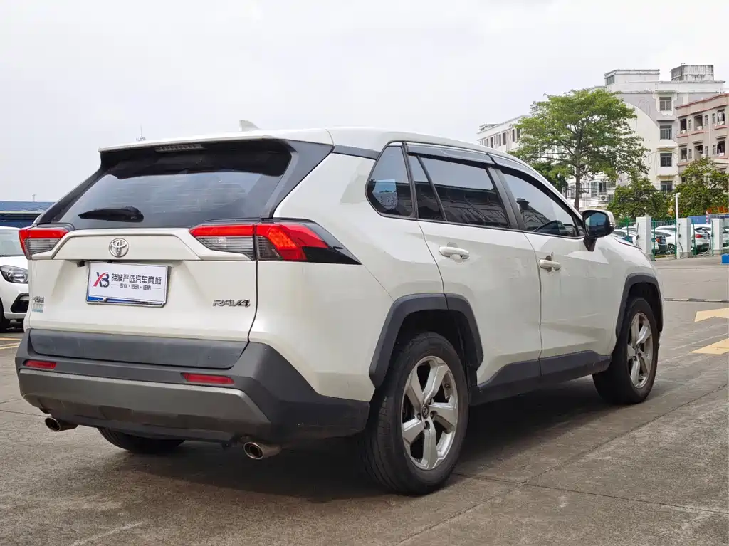 Toyota RAV4 — фото 8
