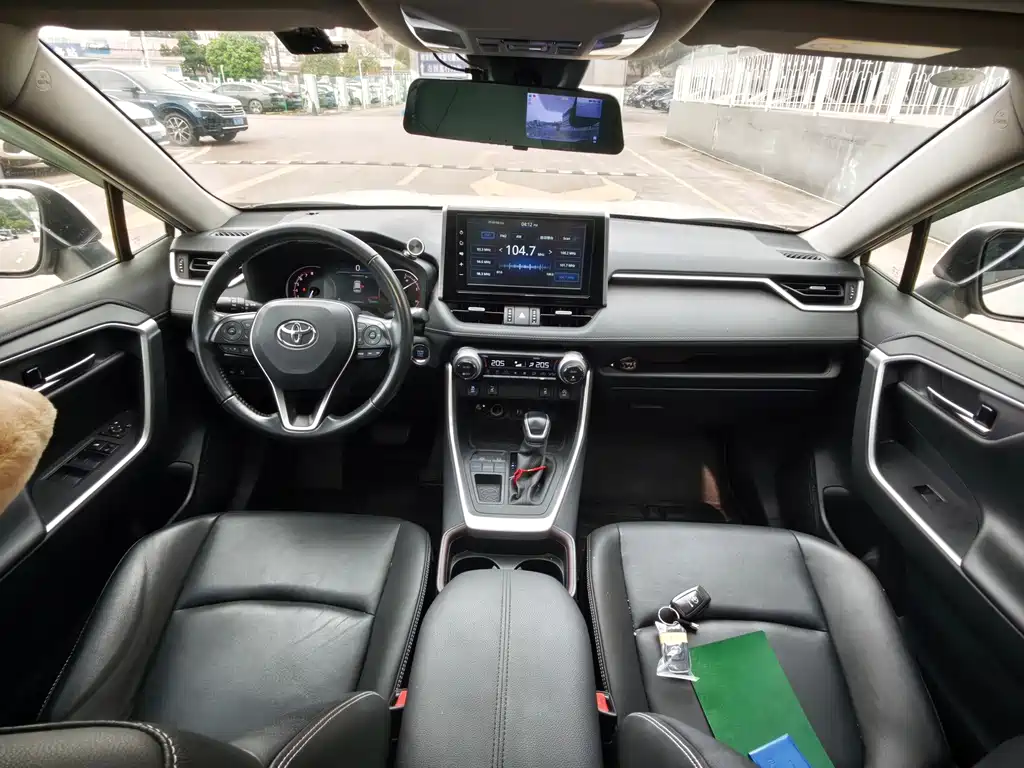 Toyota RAV4 — фото 10
