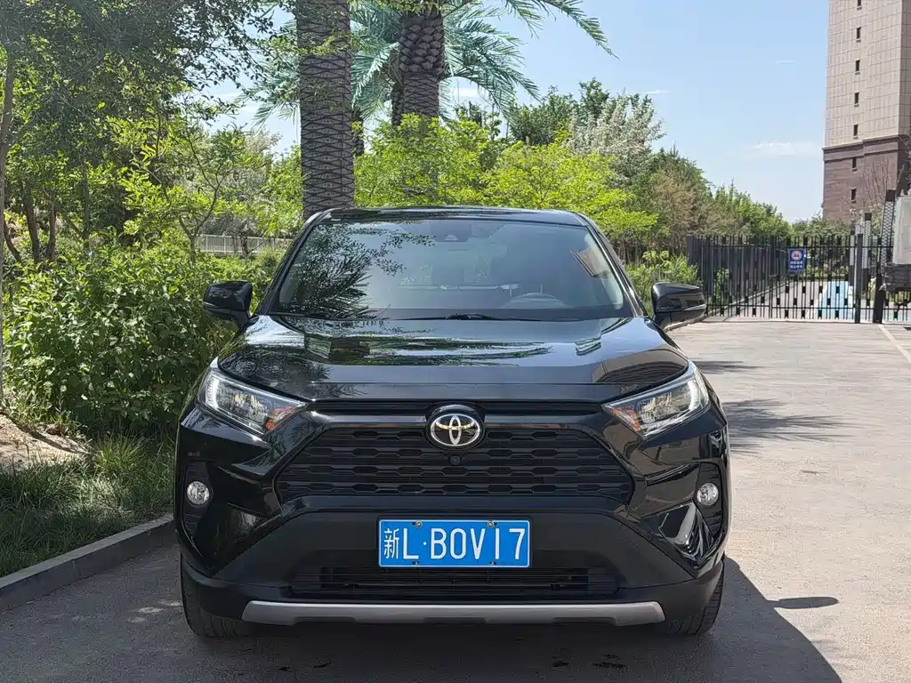 Toyota RAV4 — фото 2