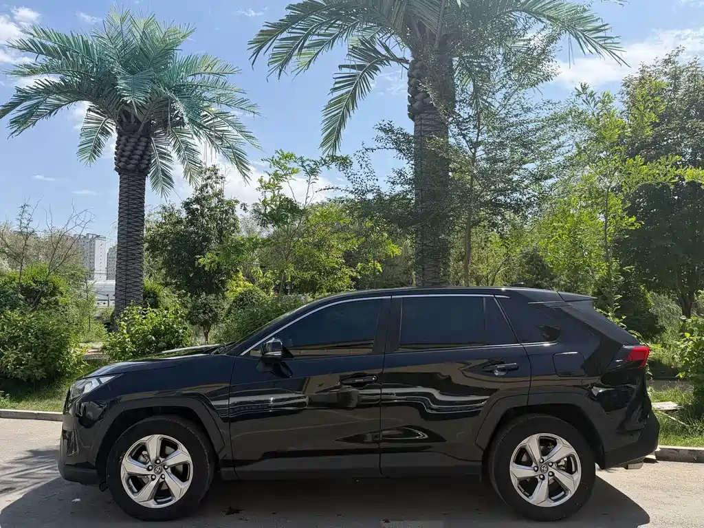 Toyota RAV4 — фото 7