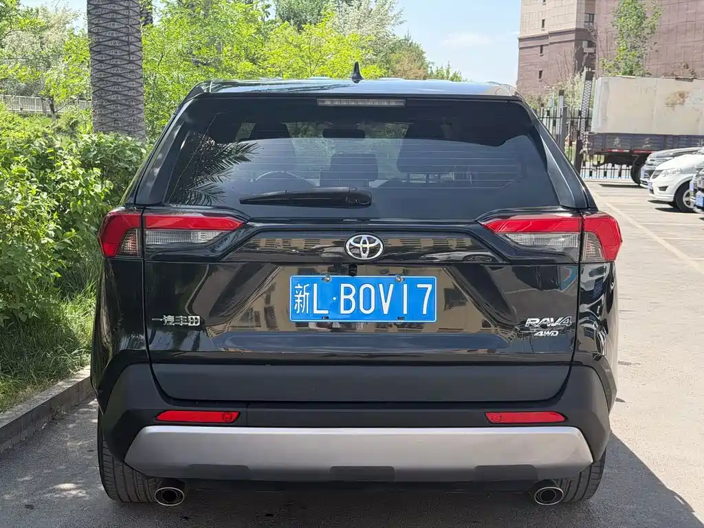 Toyota RAV4 — фото 8