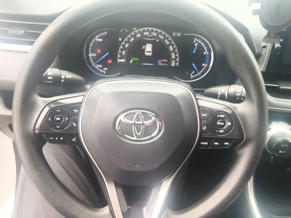 Toyota RAV4 — фото 11