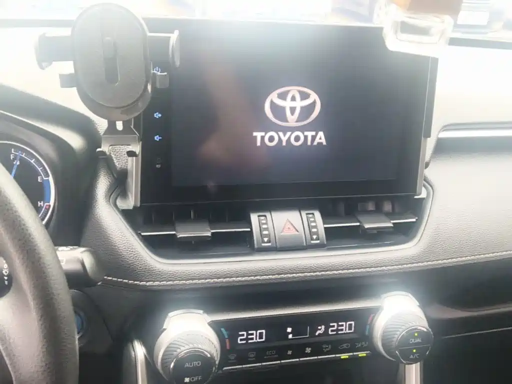 Toyota RAV4 — фото 13