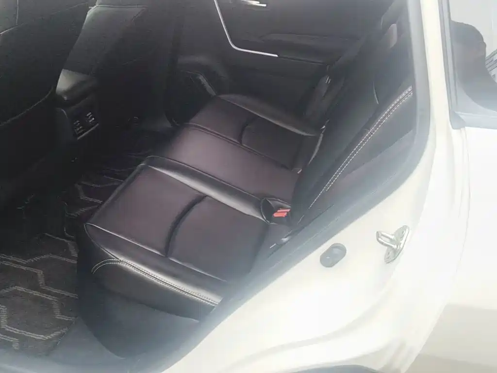 Toyota RAV4 — фото 17