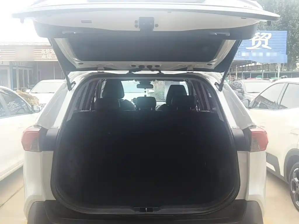 Toyota RAV4 — фото 19