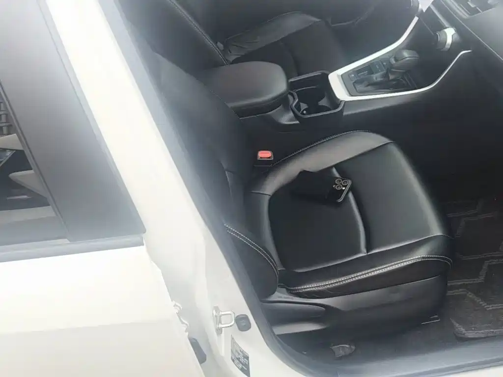 Toyota RAV4 — фото 25