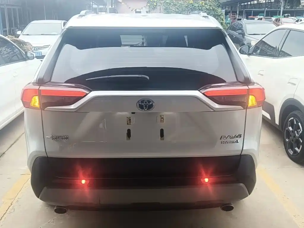Toyota RAV4 — фото 6