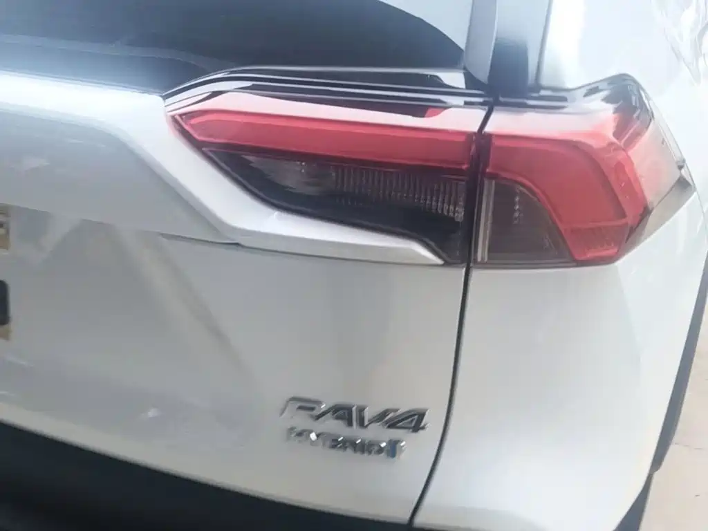 Toyota RAV4 — фото 8