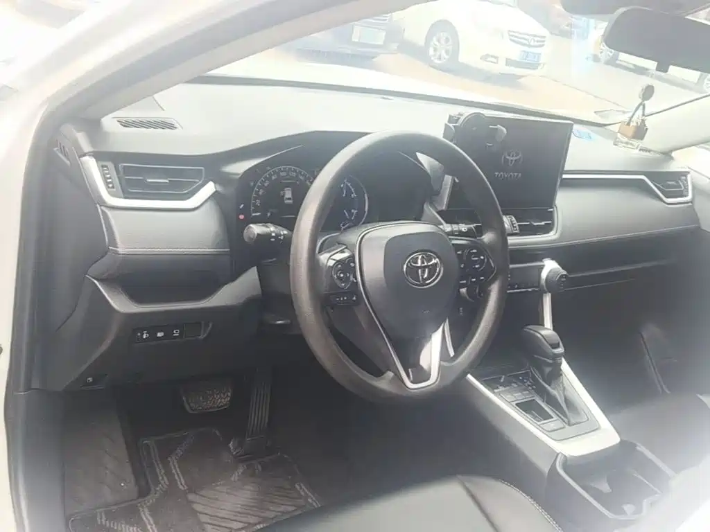 Toyota RAV4 — фото 10