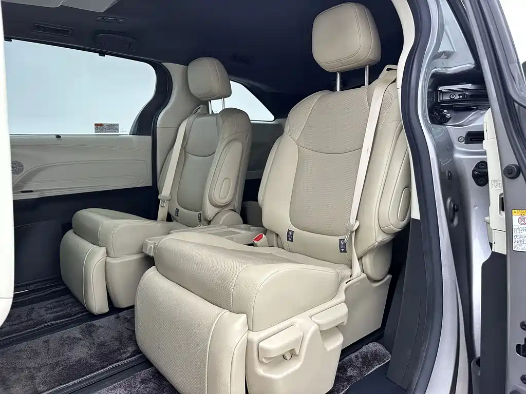 Toyota Sienna — фото 15