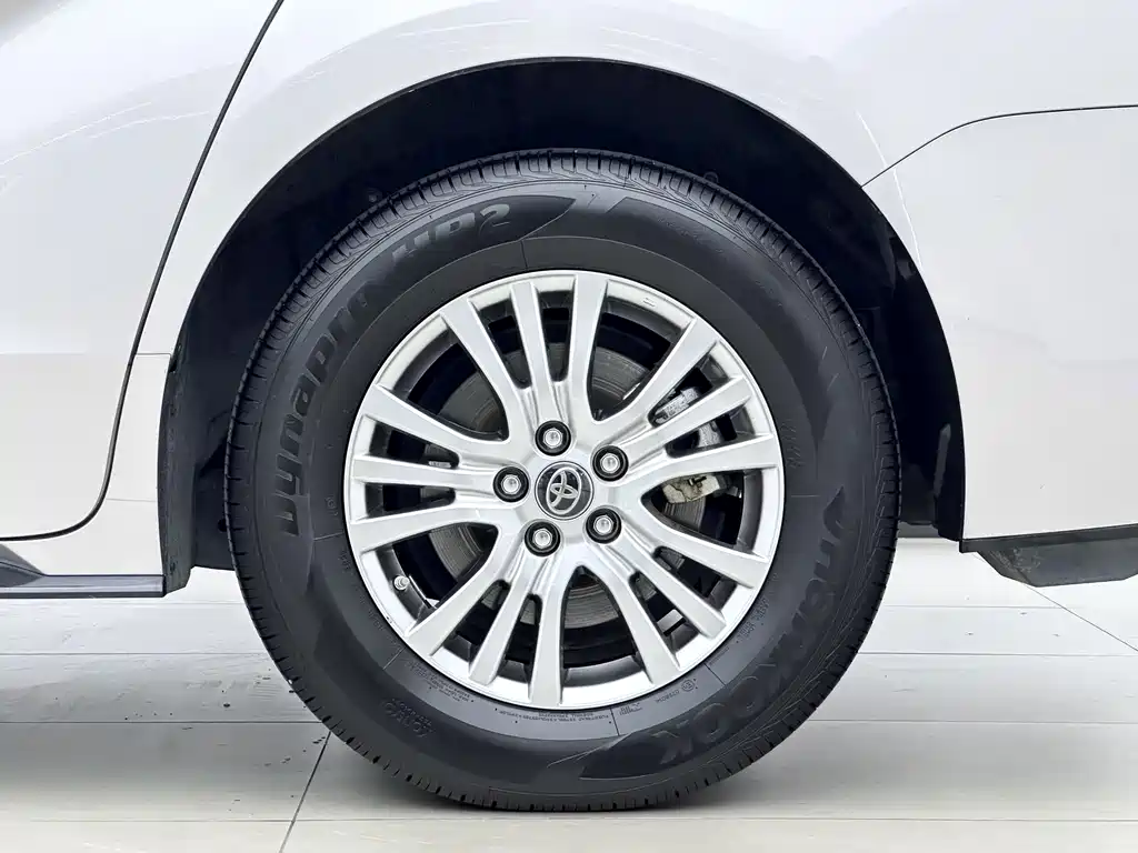 Toyota Sienna — фото 6