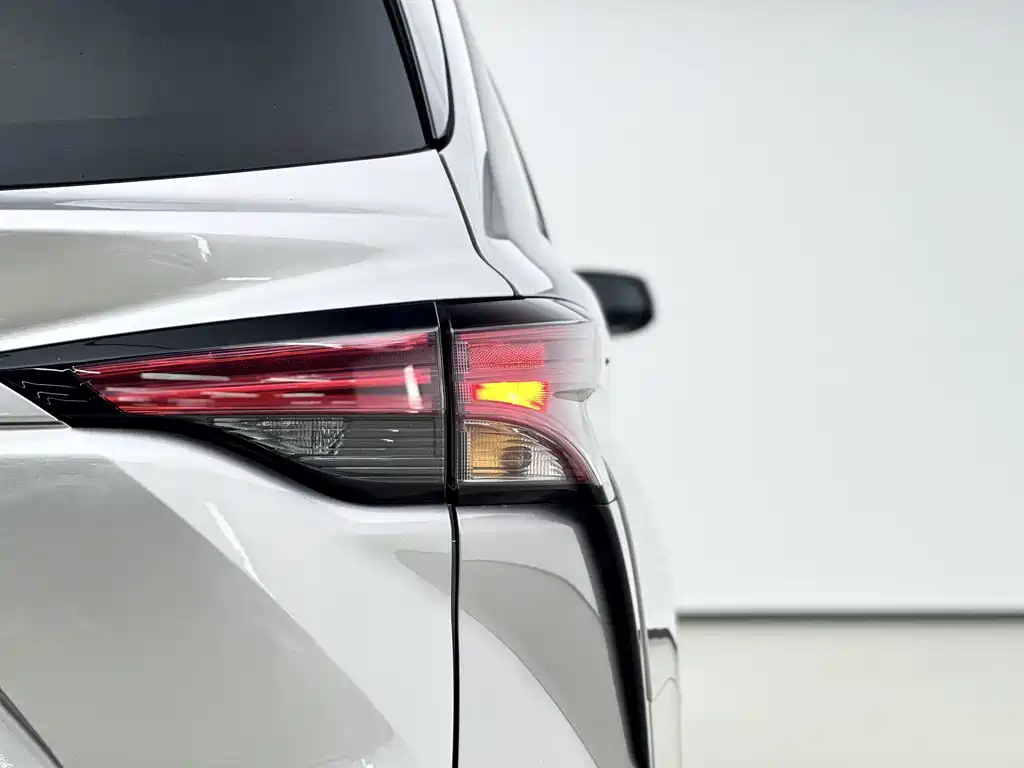 Toyota Sienna — фото 8