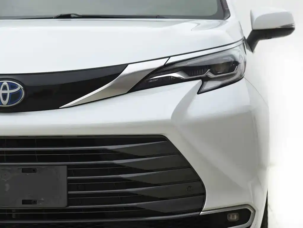 Toyota Sienna — фото 14
