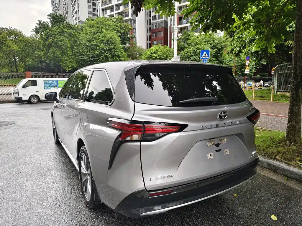 Toyota Sienna — фото 2