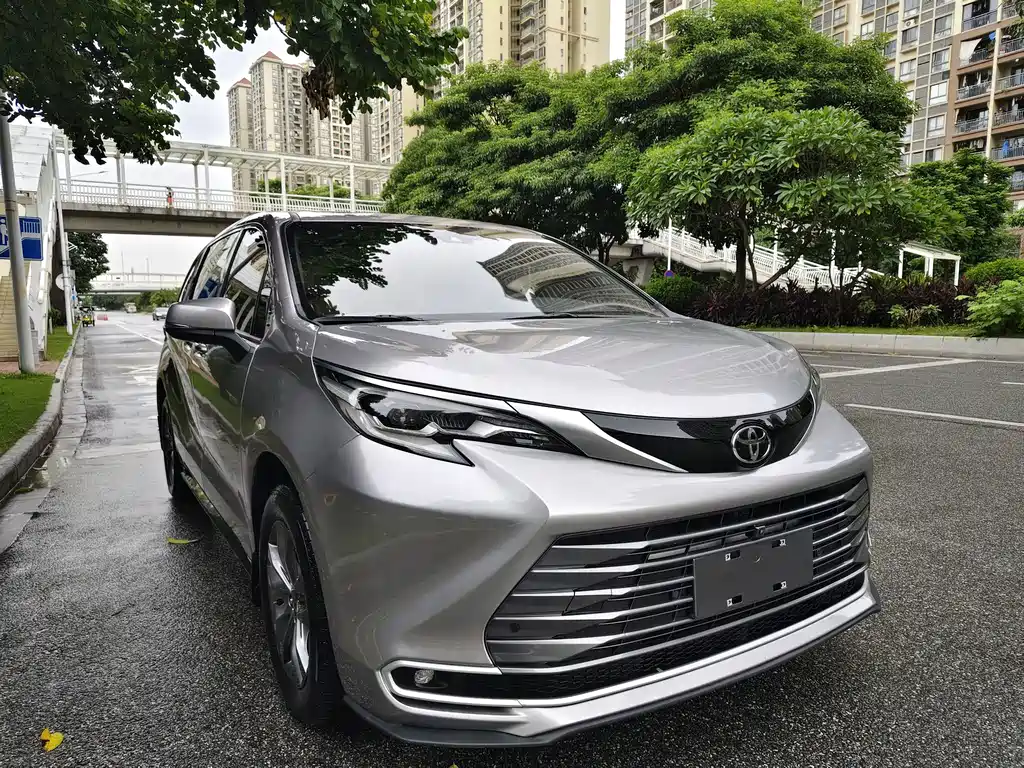 Toyota Sienna — фото 3