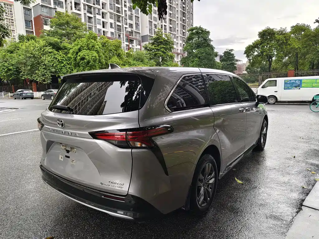 Toyota Sienna — фото 4