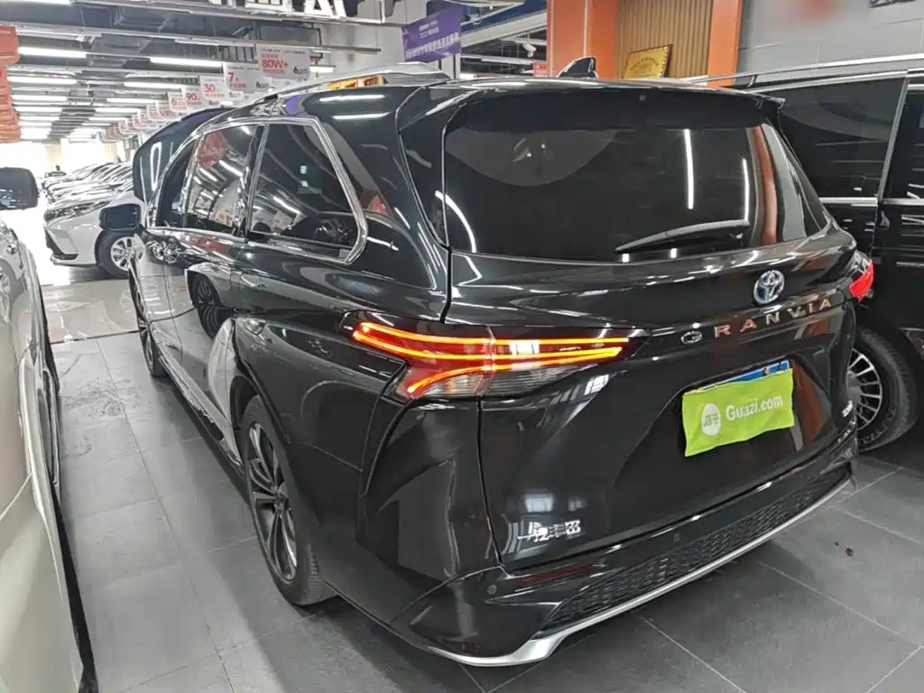 Toyota Granvia — фото 5