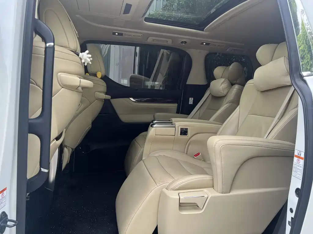 Toyota Alphard — фото 11
