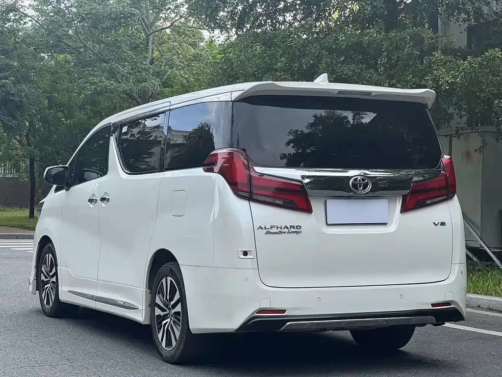Toyota Alphard — фото 17