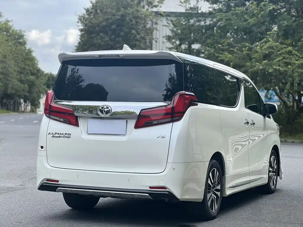 Toyota Alphard — фото 18
