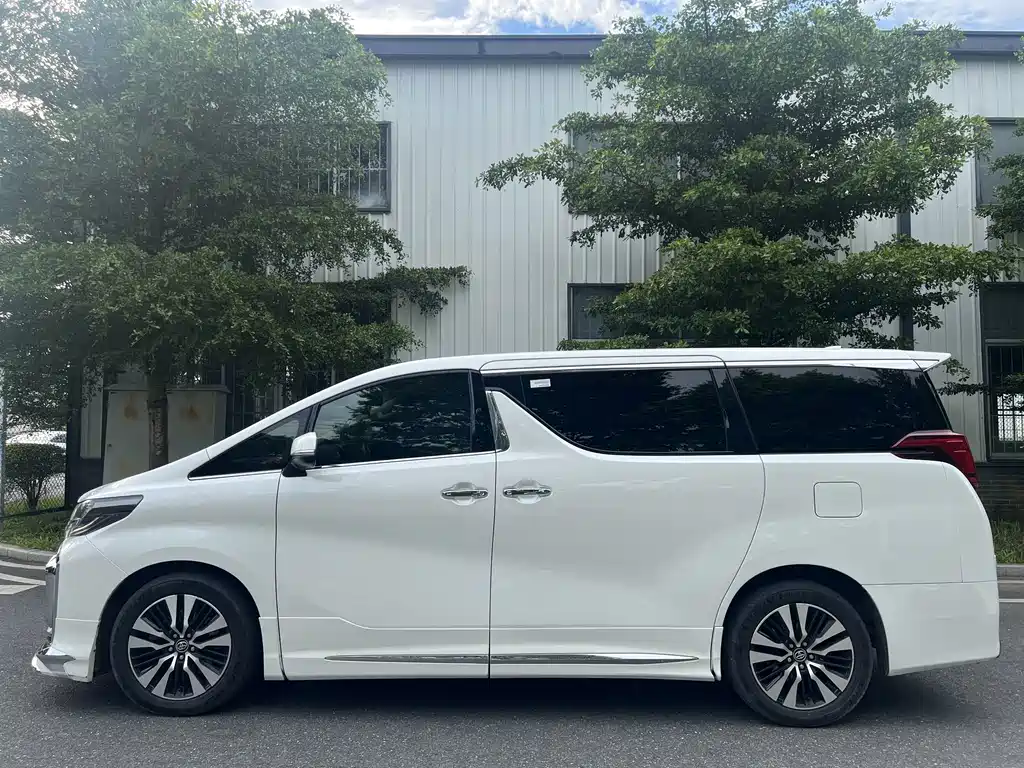Toyota Alphard — фото 5