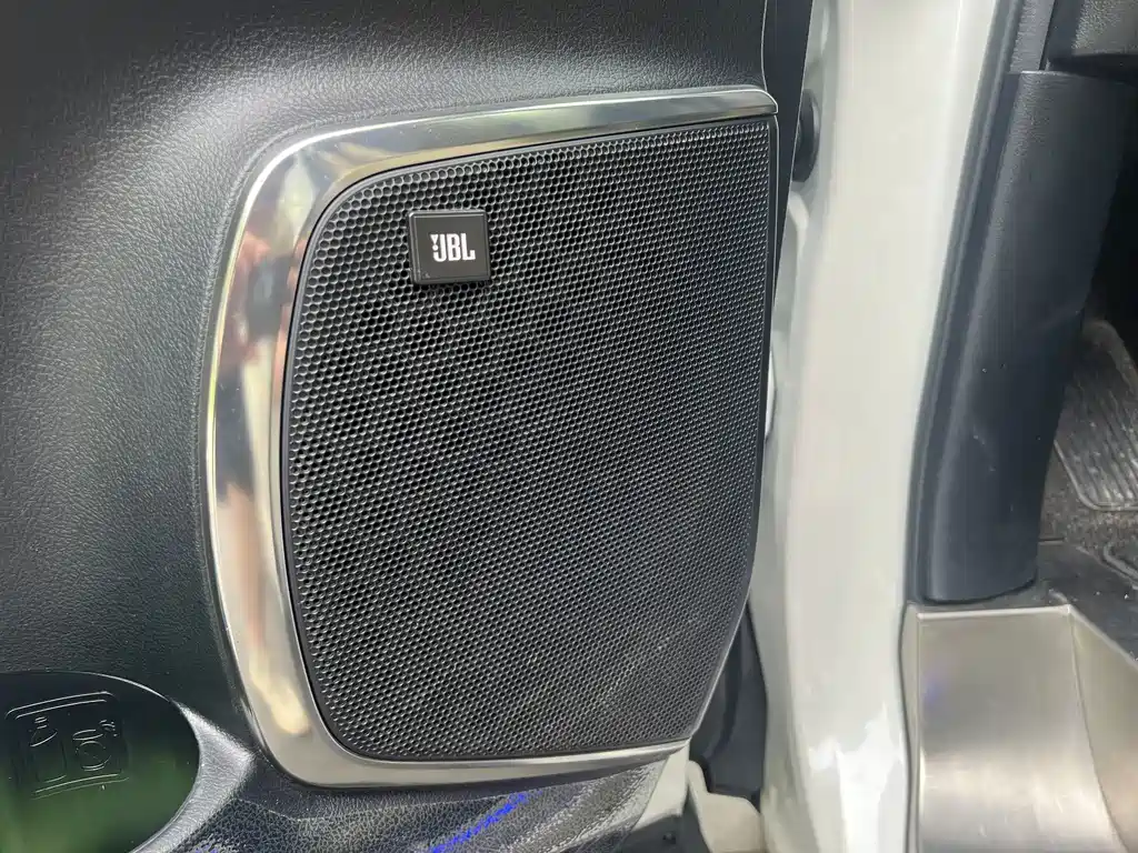 Toyota Alphard — фото 9