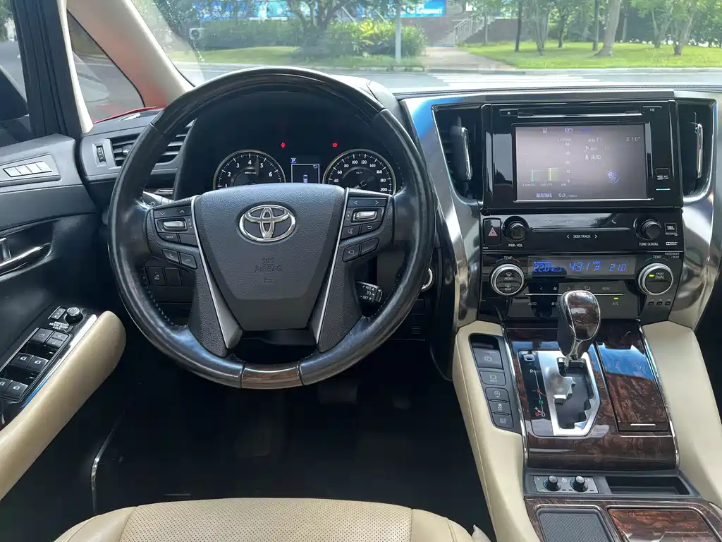 Toyota Alphard — фото 10