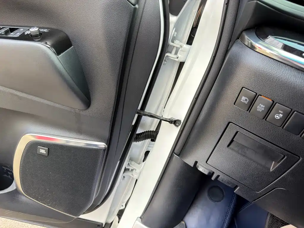 Toyota Vellfire — фото 5