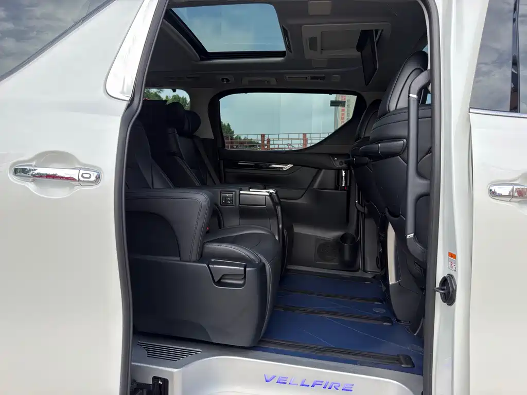 Toyota Vellfire — фото 10