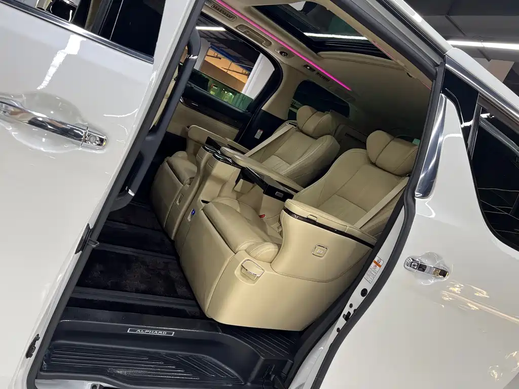 Toyota Alphard — фото 11