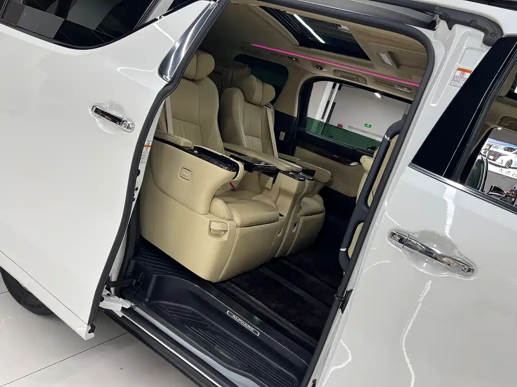 Toyota Alphard — фото 14
