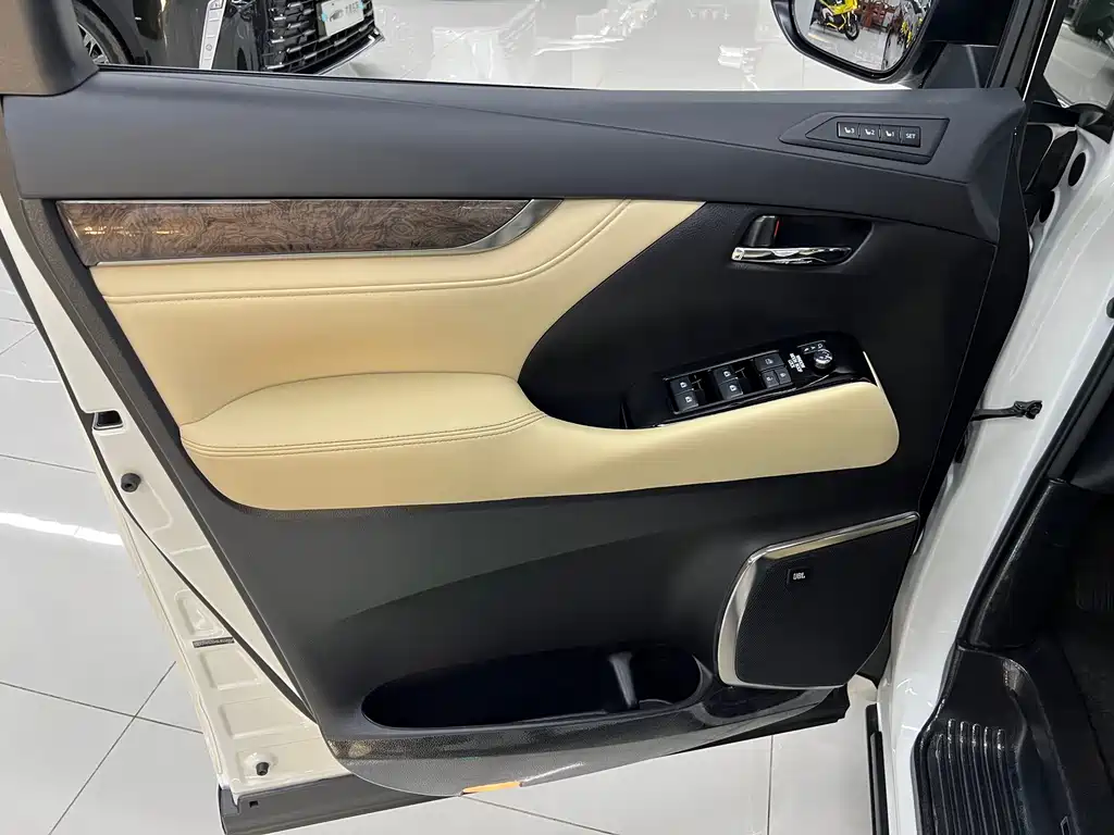 Toyota Alphard — фото 21