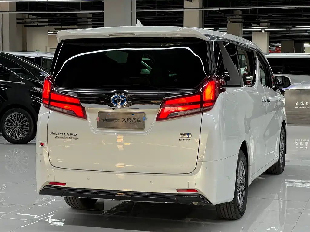 Toyota Alphard — фото 4