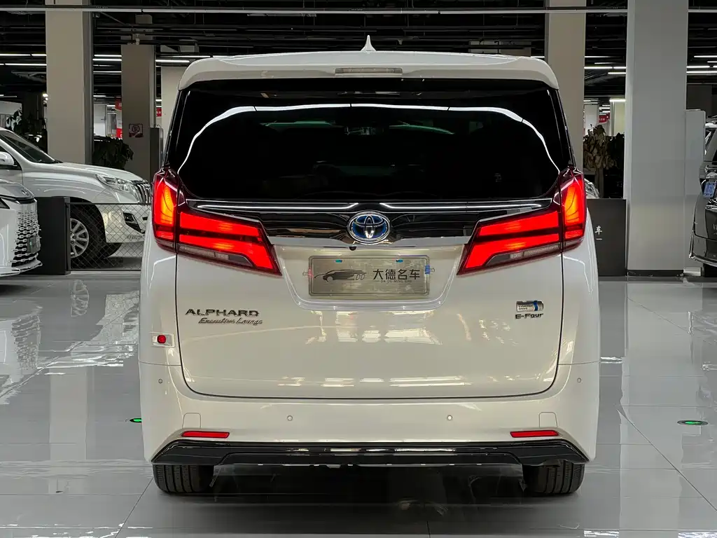Toyota Alphard — фото 5
