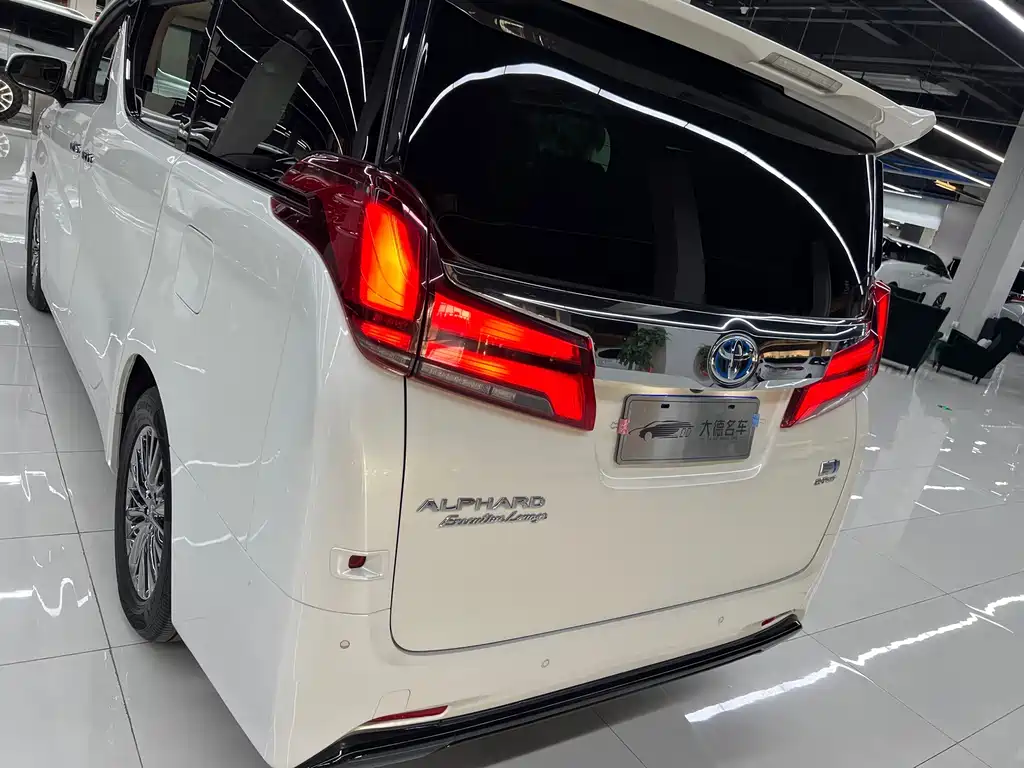 Toyota Alphard — фото 7