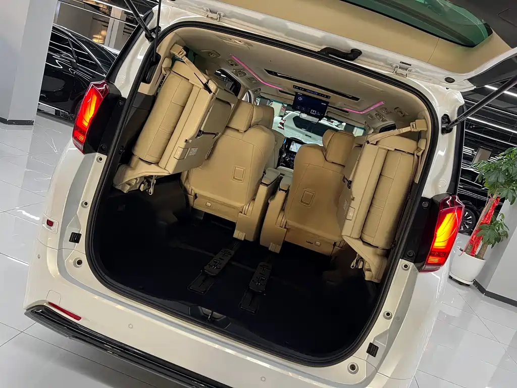 Toyota Alphard — фото 8