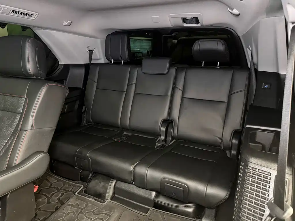 Toyota Sequoia — фото 11