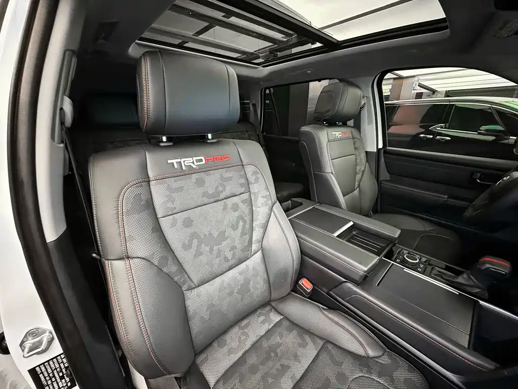 Toyota Sequoia — фото 13