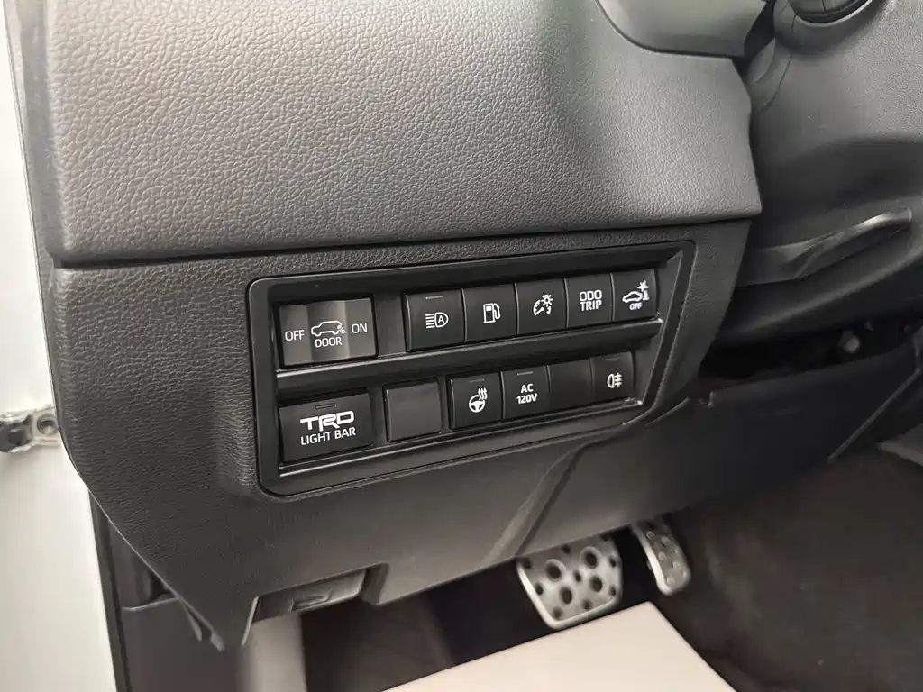 Toyota Sequoia — фото 15