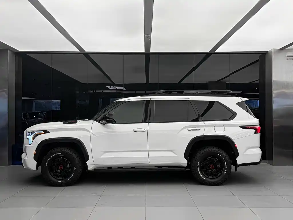 Toyota Sequoia — фото 3