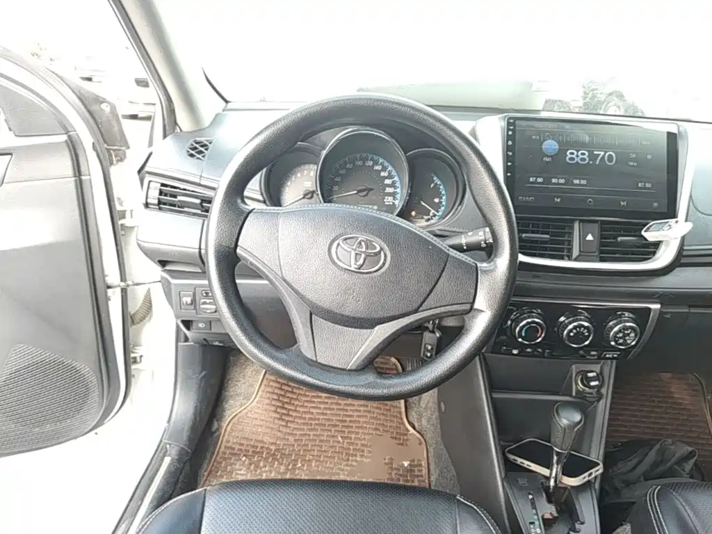 Toyota Yaris L — фото 11