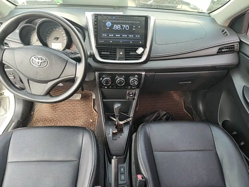 Toyota Yaris L — фото 13