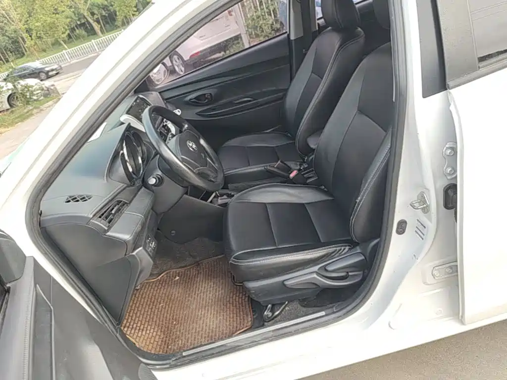 Toyota Yaris L — фото 15