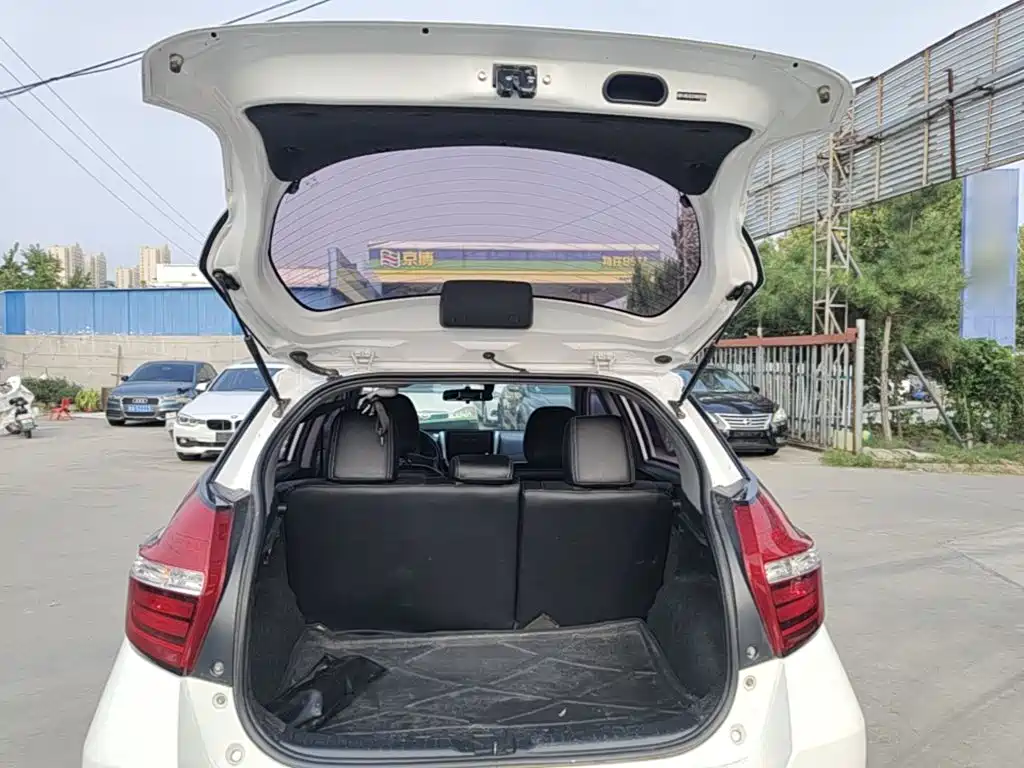 Toyota Yaris L — фото 19
