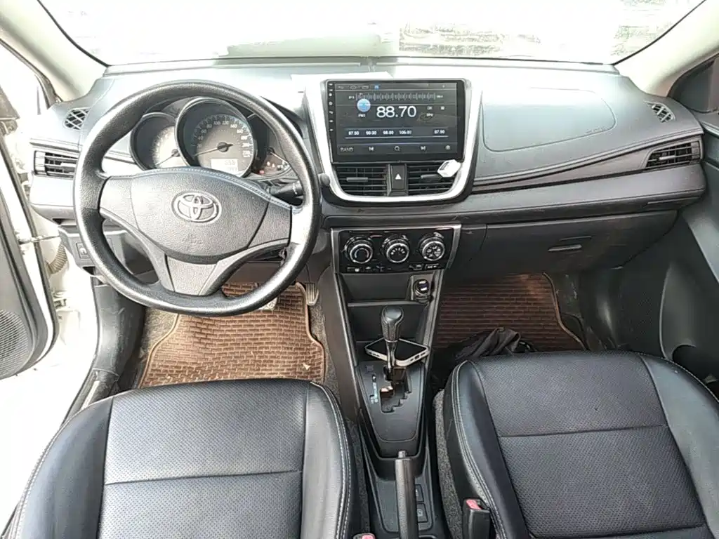 Toyota Yaris L — фото 10