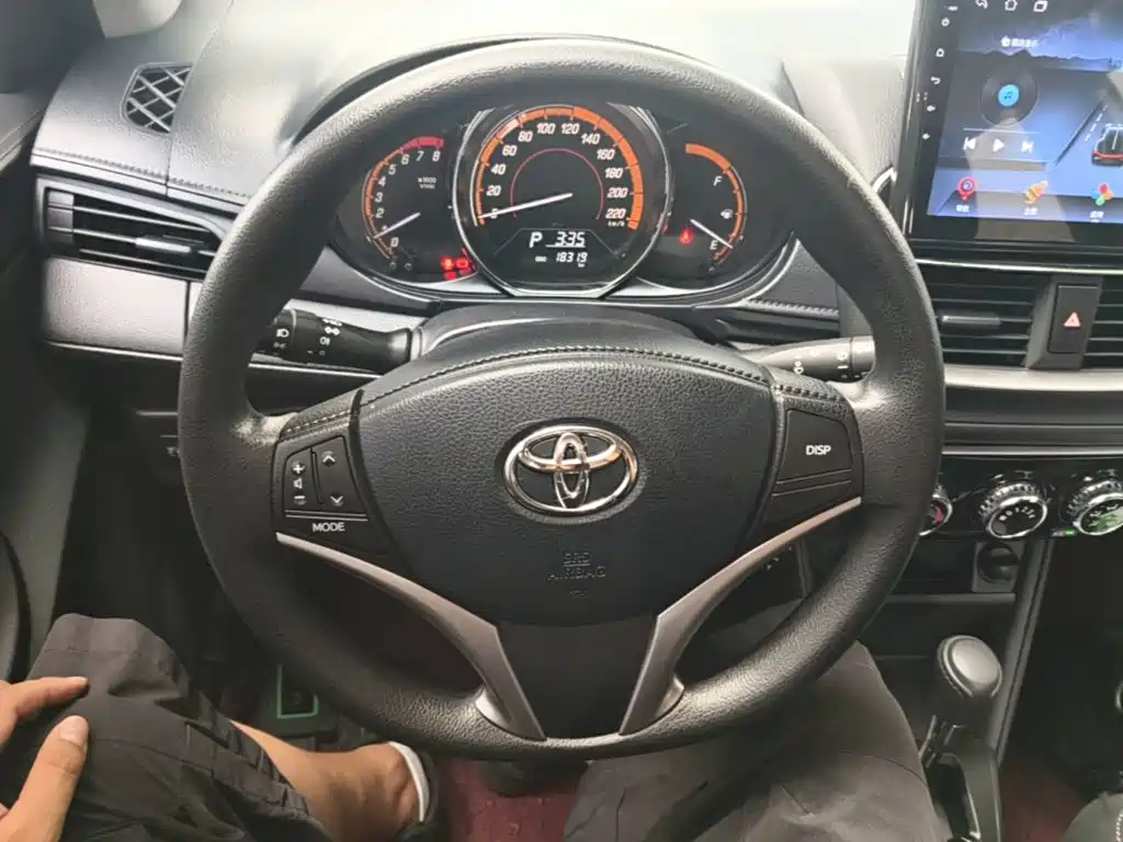 Toyota Yaris L — фото 11