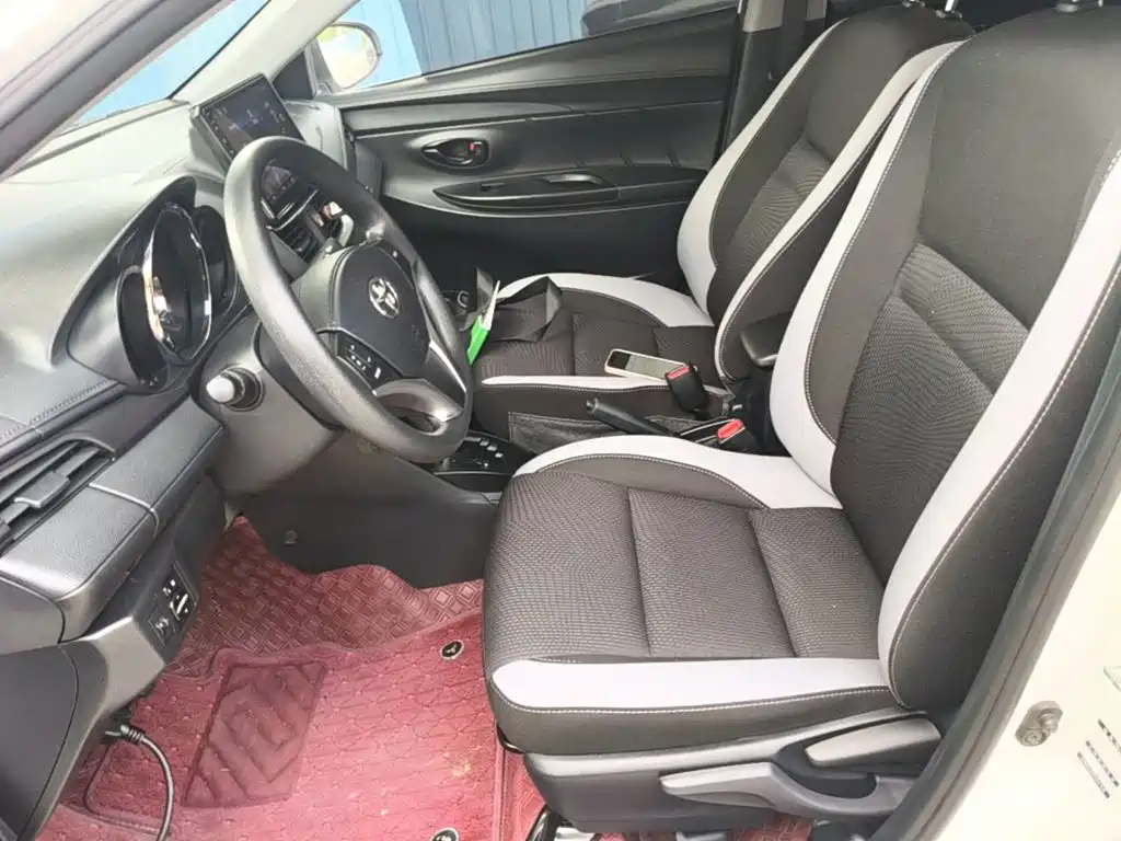 Toyota Yaris L — фото 15