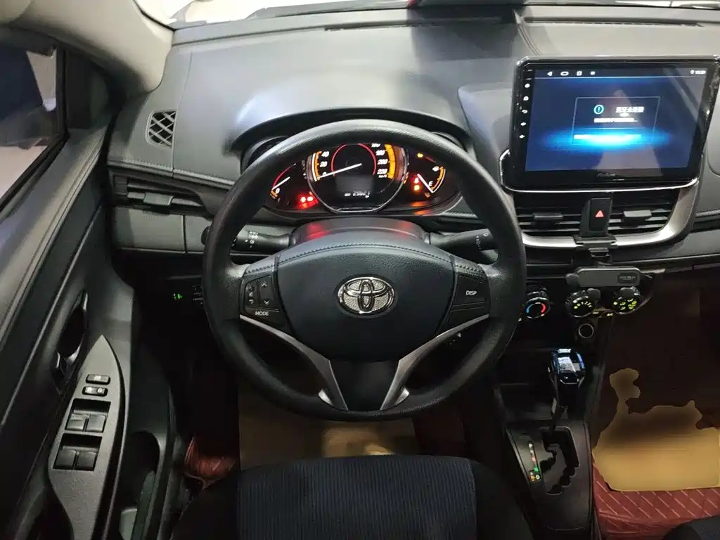 Toyota Yaris L — фото 11